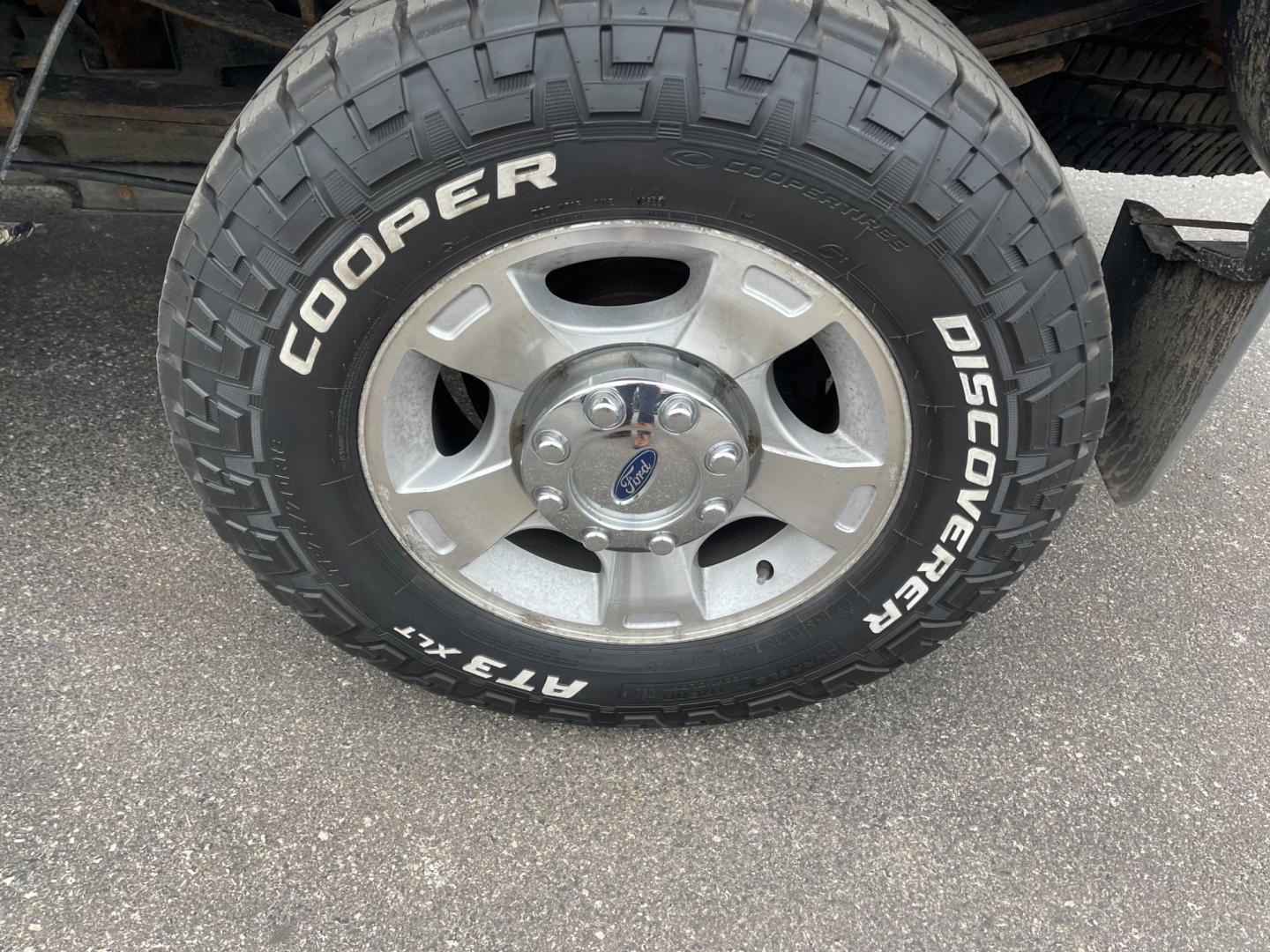 2015 Blue /Gray Ford F-350 SD XLT SuperCab Long Bed 4WD (1FT8X3B68FE) with an 6.2L V8 OHV 16V engine, 6-Speed Automatic transmission, located at 11115 Chardon Rd. , Chardon, OH, 44024, (440) 214-9705, 41.580246, -81.241943 - This 2015 Ford F-350 XLT Supercab 4WD, equipped with a robust 6.2L V8 engine and a 6-speed automatic transmission, offers substantial power and capability, suited for both work and recreational towing needs. It ensures driver comfort with a power driver's seat and power-adjustable pedals, coupled wi - Photo#13